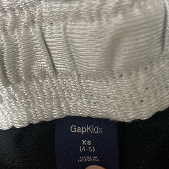 Four pairs of boys size 4T shorts - Picture 3 of 10